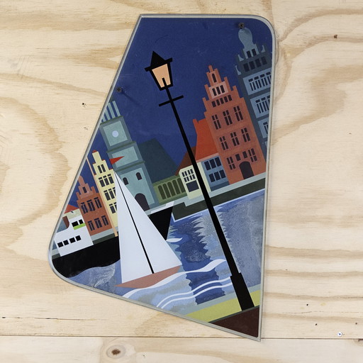 Œuvre colorée sur verre : maisons de canal, voilier, lampadaire (André Baldet)