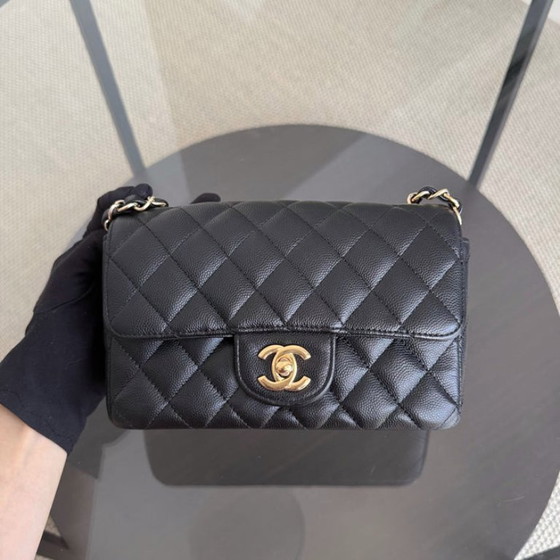 Image 1 of Borsa Chanel Classic Flap Mini - Caviar 20 cm trapuntata nera con finiture dorate Serie 23