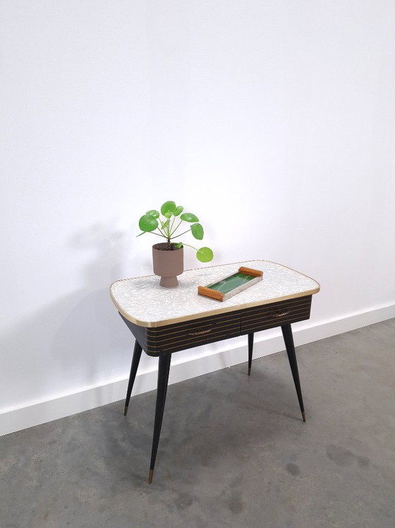 Mobile anni '50 con gambe inclinate, piano in laminato, cassetti e dettagli dorati. – Cassettiere, Wood (photo 3 of 20)
