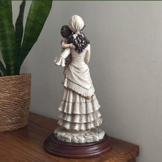 Image 1 of Estatua de la madre y el niño