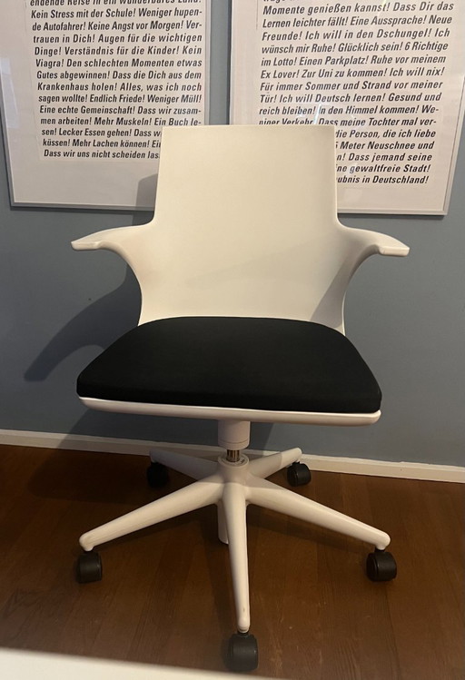 SPOON CHAIR van KARTELL | Design bureaustoel met wielen en draaifunctie | wit/zwart