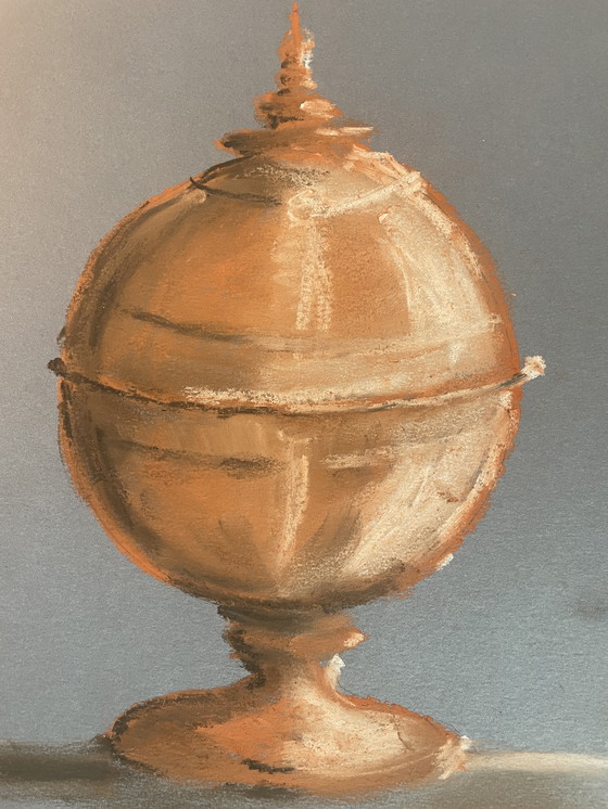 Image 1 of Scatola di caramelle in terracotta pastello su carta indaco