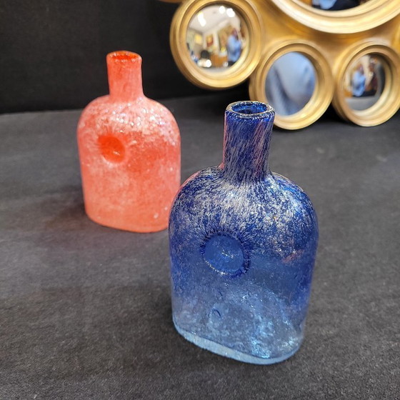 Image 1 of Paar blau-orangefarbene Blasenglasgefäße, Arabien, 2000er Jahre - Finnland