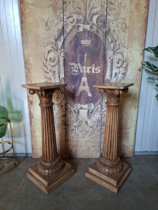 Antiguo pilar de madera, mesa de planta piedmont