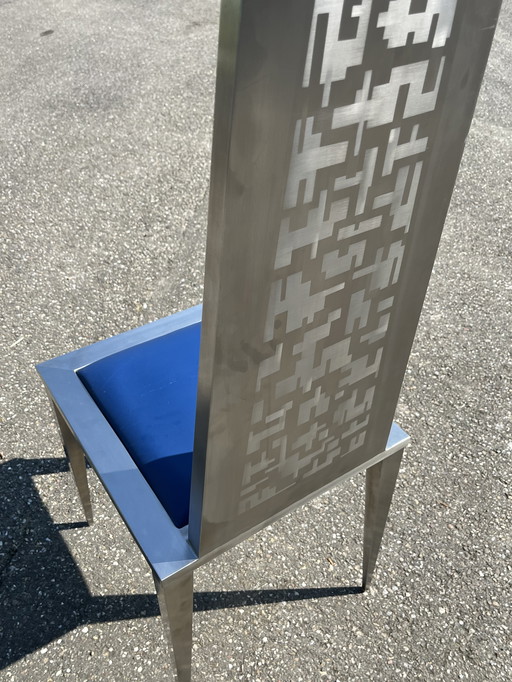 Silla de diseño único fabricada en acero inoxidable, acero inoxidable, acero cepillado.