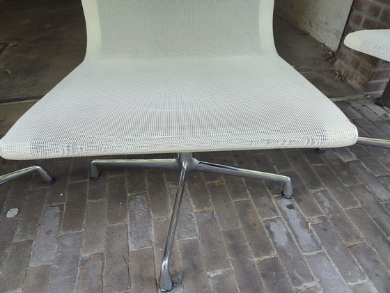 3x Vitra swivel chairs EA 108 with white netweave – Chrome, Plastic (photo 9 of 10)