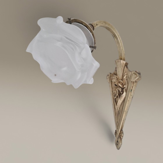 Image 1 of Jugendstil-Wandleuchte aus vergoldeter Bronze – Tulpenförmiger Schirm aus mattiertem Glas – Um 1900