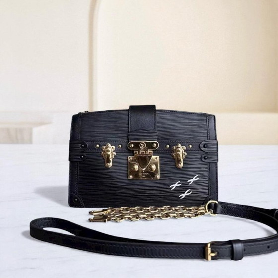 Image 1 of LOUIS VUITTON TRUNK CLUTCH - EPI LEER ZWART MET GOUDEN BESLAG