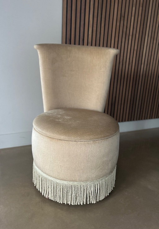 Vintage beige rokstoel met franje en opbergruimte