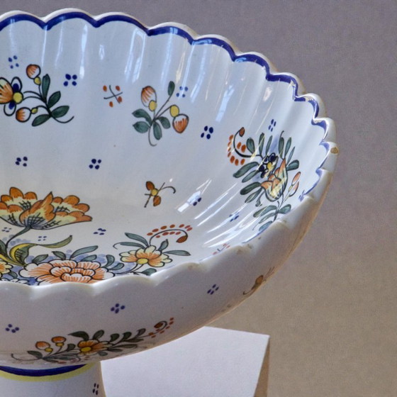 Image 1 of Grande ciotola con piede realizzata a mano da Moustiers, dipinta a mano