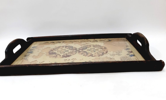 Image 1 of Antikes Holztablett mit Griff und Design unter Glas