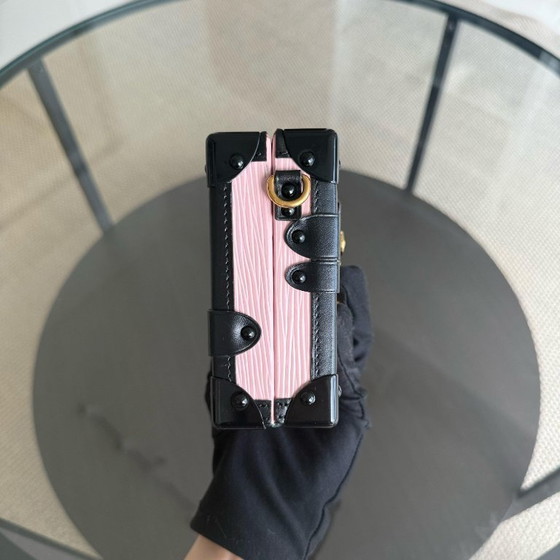 Image 1 of LOUIS VUITTON PETITE MALLE - SAC BANDOULIÈRE EPI ROSE CLAIR AVEC FERMOIRS DORÉS