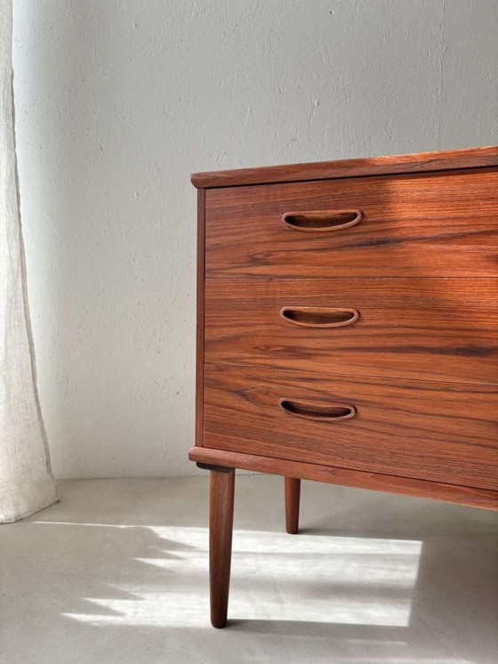 Image 1 of Cassettone in teak anni '60 completamente ristrutturato e dal design vintage