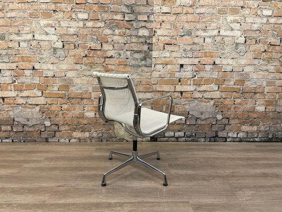 Vitra EA 107 – Wit Netweave Chroom | Charles & Ray Eames – Vergaderstoel, Textile, Aluminium (photo 4 of 17)