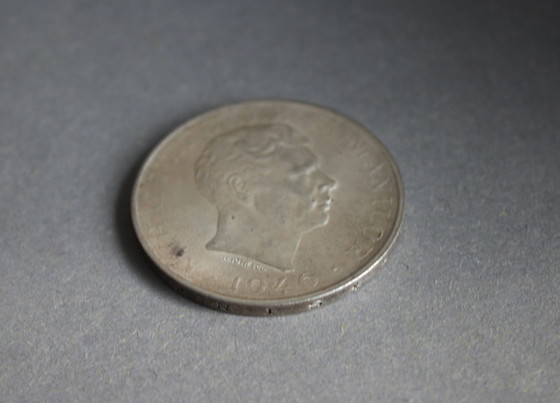 Image 1 of ROMANIA 100000 LEI uit 1946, zilveren munt, 700 fijnheid, tekenen van ouderdom en slijtage.