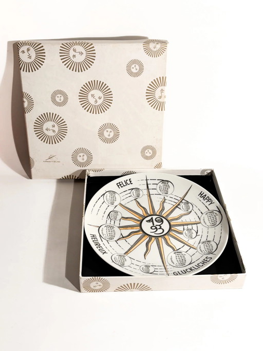 Fornasetti 1993 Kalenderteller aus Keramik – decoratieve objecten, Porcelain, Ceramic, Surrealism (photo 2 of 9)