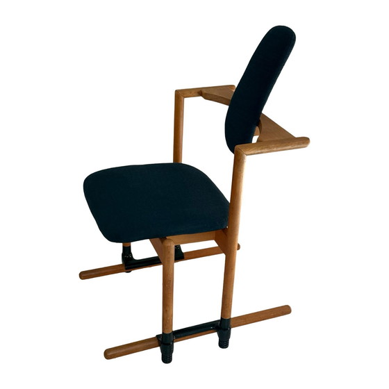 Image 1 of Peter Opsvik - Stokke - Flysit - Ergonomisch geformter Schaukelstuhl - Blauer Stoffbezug und Holzrahmen