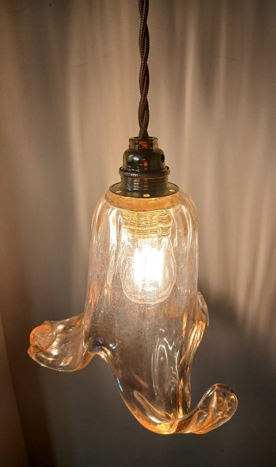 Image 1 of Lampada a sospensione vintage in vetro di Murano dalla delicata forma floreale.