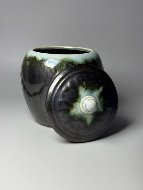 Vaso in ceramica Art Déco con coperchio — Faïencerie De Thulin, Belgio – Oggetti decorativi (photo 4 of 13)