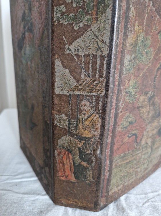 Image 1 of Boîte à thé hexagonale ancienne – en tôle peinte à décor japonisant/chinoiserie – vers 1850-1880