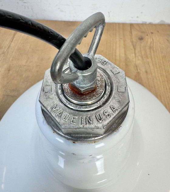 Image 1 of Industriële witte geëmailleerde fabriekshanglamp van Benjamin USA, jaren 60
