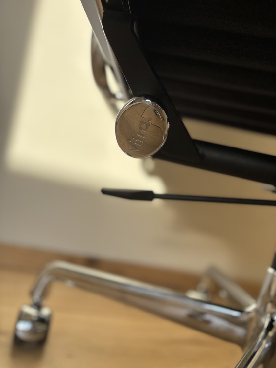 Image 1 of Eames ea 119 bureaustoel
