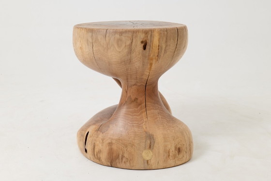Image 1 of Tabouret/table d'appoint sculpturale, noyer sculpté, pièce unique, Logniture