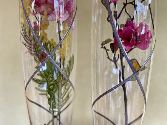 Image 1 of Set van 2 unieke mondgeblazen vazen bewerkt met loodstrip en barnsteen