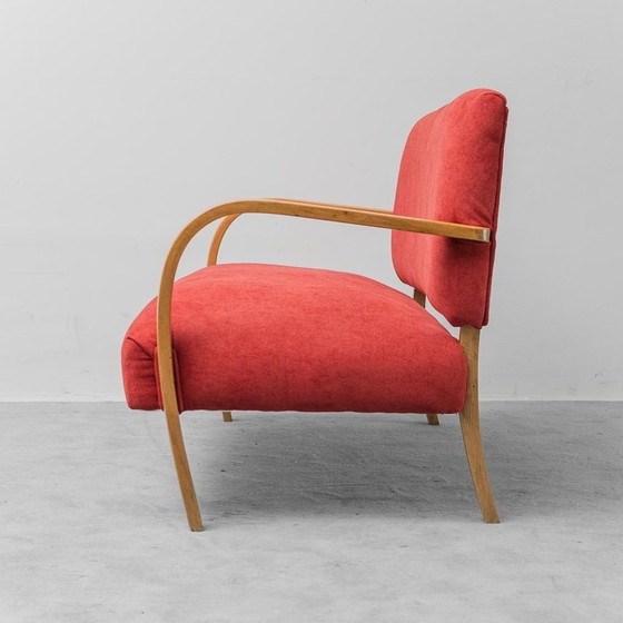 Image 1 of Vintage tweezitsbank – hout en rode stof, jaren 60, moderne antieke stijl