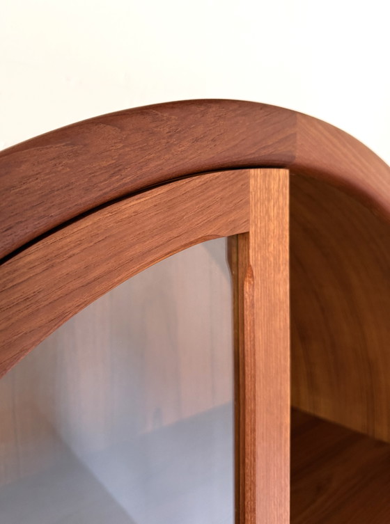 Vintage Deense Teakhouten Boogvitrine, Dyrlund ‘80 – Vitrinekasten, Glass, Wood (photo 8 of 15)