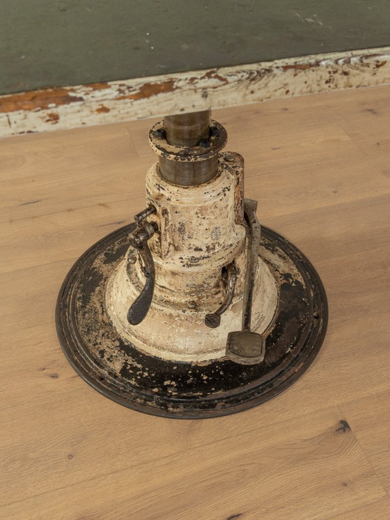 Image 1 of Industrieller Linoleumtisch mit gusseisernem Gestell