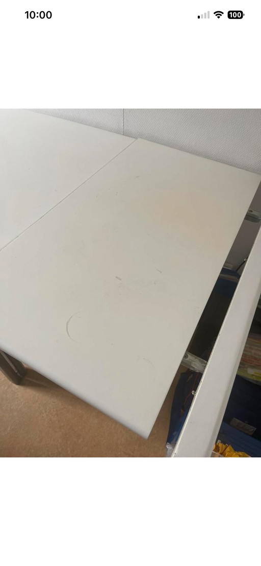Sturdy off-white dining table with extendable leaves