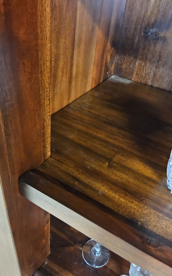 Image 1 of 2x Kolonialstil-Vitrinenschrank aus Holz mit Schublade / Porzellanschrank / Bücherregal / Barschrank