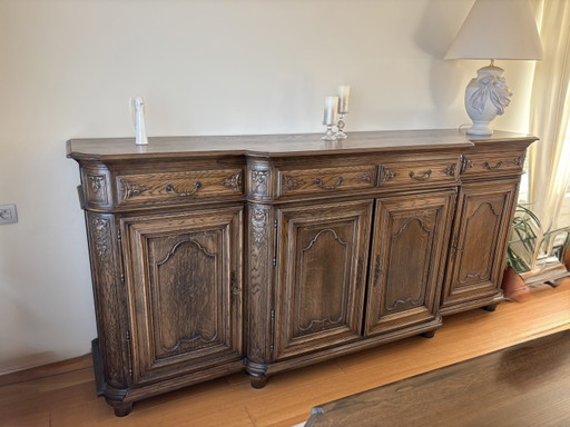 Zona pranzo con armadio e credenza