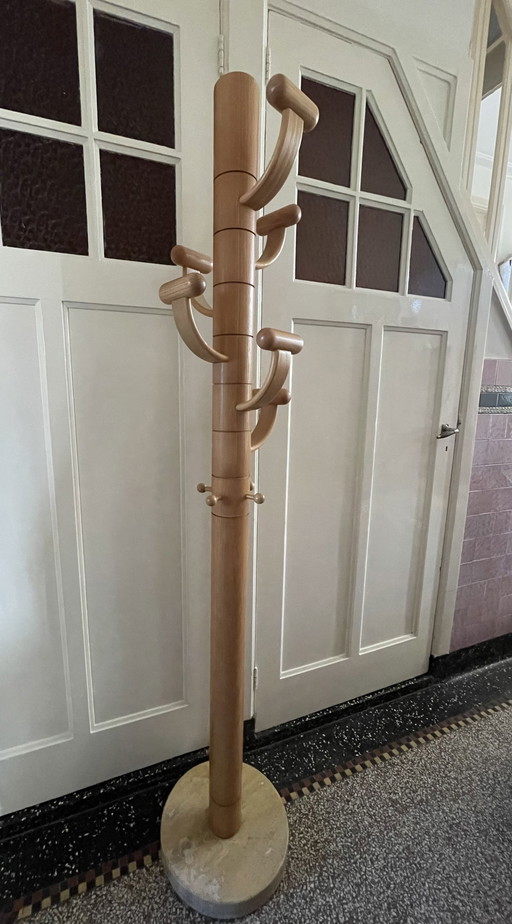Vintage Garderobenständer aus hellem Eschenholz mit Sockel aus Travertin.