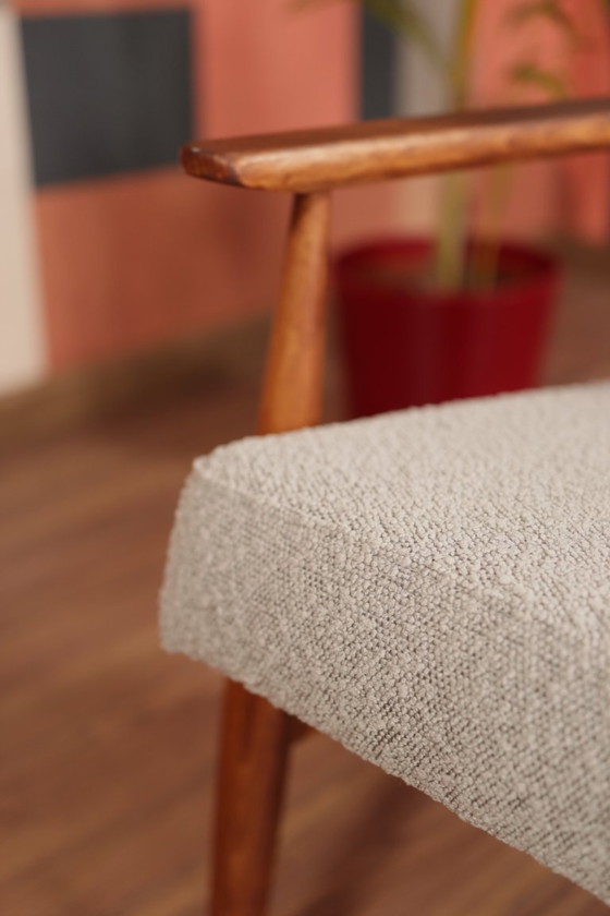 Image 1 of Poltrona e poggiapiedi in bouclé bianco dal design moderno