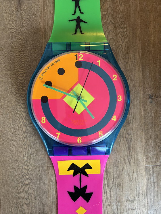Image 1 of Horloge murale vintage Maxi Swatch – « Ouragan rose » (1989)