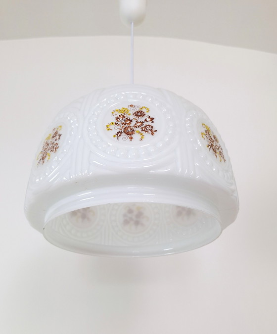Image 1 of Lampe pendante vintage en verre opalin, lustre Mid Century Sijaj Hrastnik avec abat-jour en verre opalin