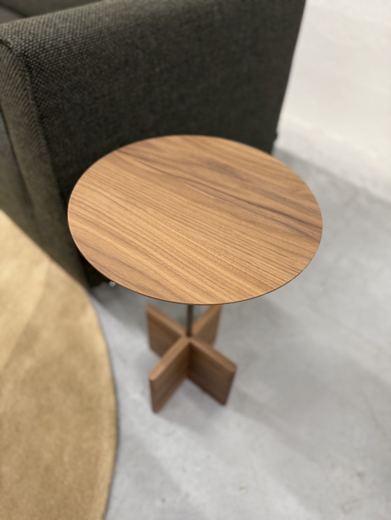 Image 1 of 2 mesas auxiliares Beek Cross de madera de nogal D35