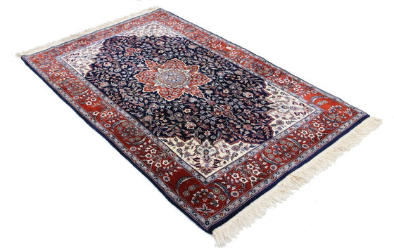 Image 1 of Alfombra antigua original de estilo chino de Isfahán anudada a mano, 203 x 125 cm, en perfecto estado.