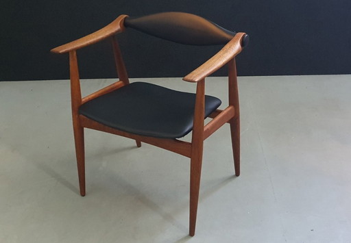 Hans J. Wegner Yoke Chair CH34