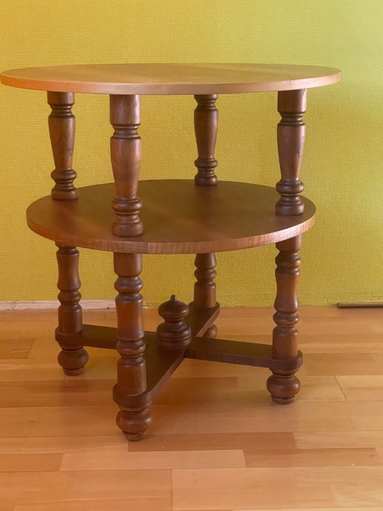 Image 1 of Großer runder gedrechselter Tisch