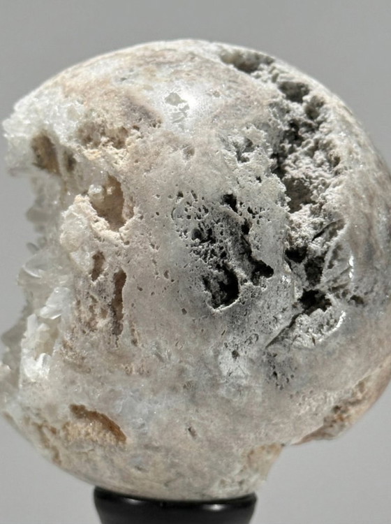 Image 1 of Dúo de pirita y cuarzo cristalino: escultura mineral sobre pedestales.