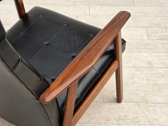 Image 1 of Deense fauteuil uit de jaren 70, zwart kunstleer, teakhout.
