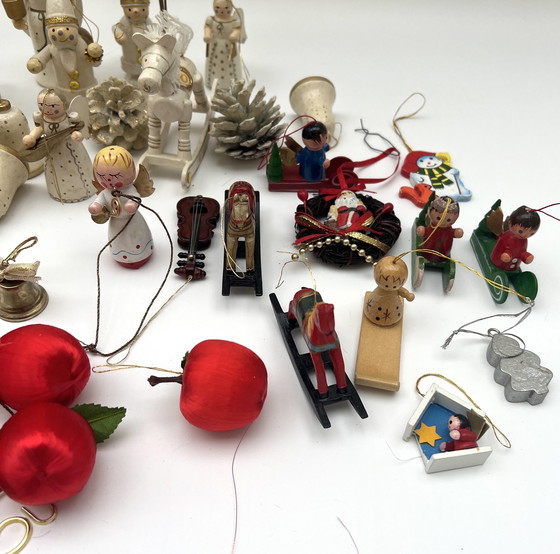 Image 1 of Ampia collezione di vecchi addobbi natalizi: legno, pigne, figure, mele