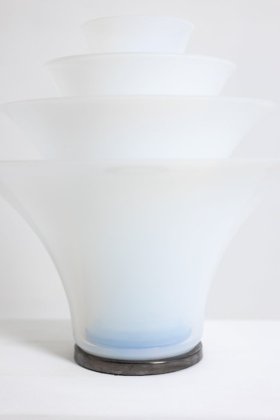 Image 1 of Wit en blauw opalescent glas "bloemblaadjes" lamp, 21e eeuw