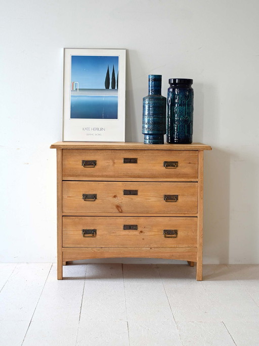 Coffre scandinave en bois avec poignées en fer