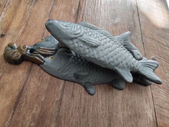 Image 1 of Gietijzeren deurklopper met drie vissen