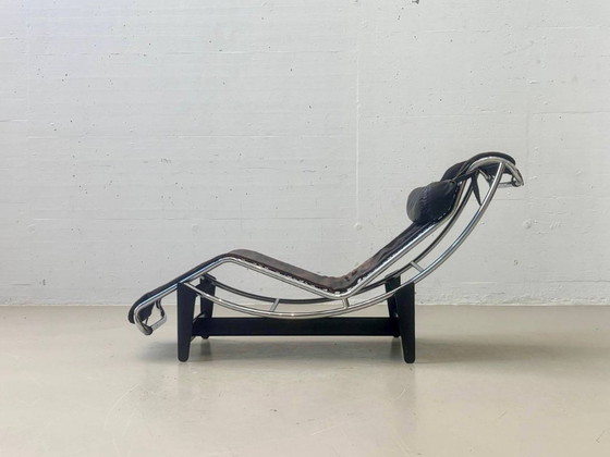 Cassina LC4 Chaises longues en Peau de Poney – Le Corbusier, Pierre Jeanneret & Charlotte Perriand – Metal (photo 4 of 26)
