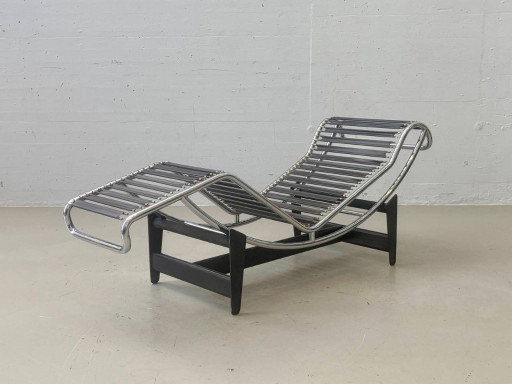 Cassina LC4 Chaise longue con Pelle di Pony – Le Corbusier, Pierre Jeanneret & Charlotte Perriand – chaises longue, Metal